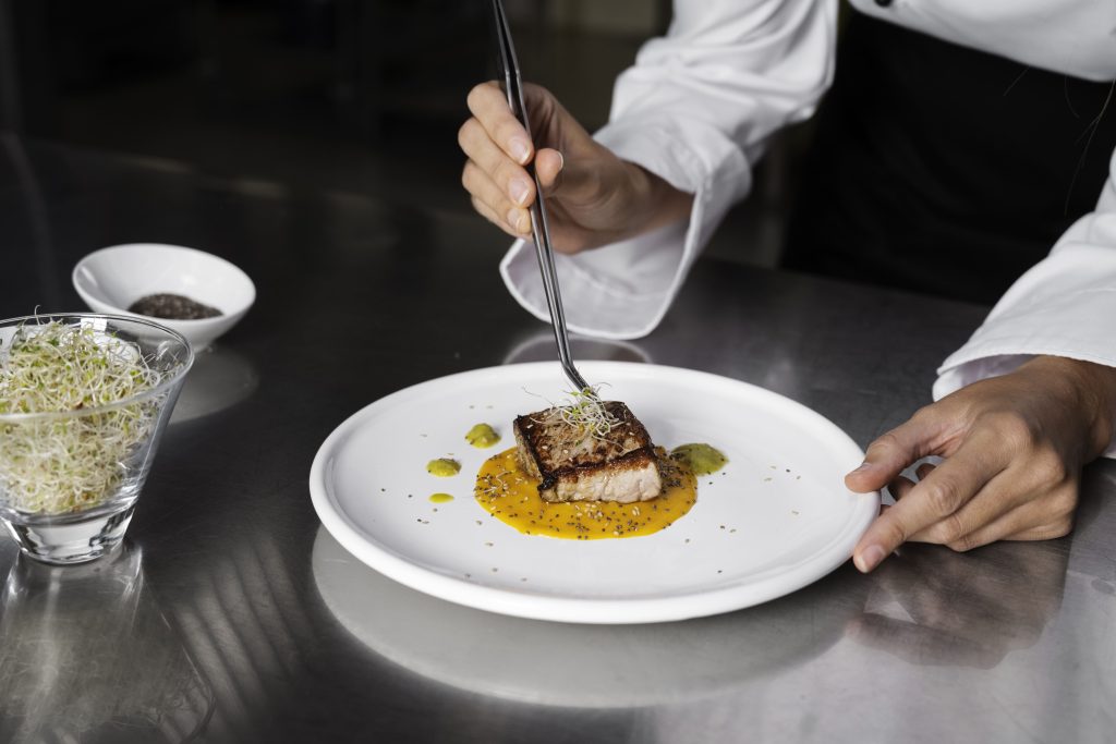 Descubre ideas de emplatado creativo con ingredientes clave